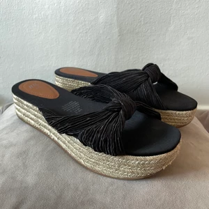 Flätade skor - Fina flätade skor. Använd få gånger 💛