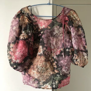 Blommig blus med puffärm från H&M! Stl XS - Blommig blus med puffärm. Genomskinligt tunnt tyg. Oanvänt skick. Storlek XS. Du betalar frakt