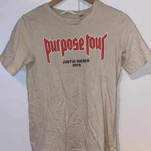 Beige Justin Bieber t-shirt från barnavdelingen på H&M. Skulle säga att den passar upp till S. Aldrig använd, endast testad. Som ny. Nypris: 129kr. Kan samfraktas för en extra peng!