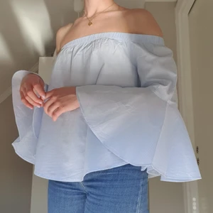 Trumpetärmar - Offshouldertröja med trumpet armar i storlek S. Frakt tillkommer 📦