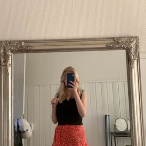 Kjol från zara - Kjol från zara förra året knappt använd med prislappen kvar, storlek s, frakt ingår ej. Kom privat för fler bilder💕