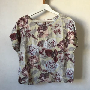 Blommig blus, XS-S - Superskön blommig tröja eller blus med liten knapp i nacken. Väldigt luftigt och skönt tyg. Märkt S men går bra för XS med!  Skickas mot fraktkostnad eller möts i Stockholm! ✨🌸✨