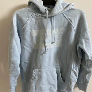 Levis hoodie M - Ljusblå Levis hoodie. Använd ett fåtal gånger så i nyskick. Storlek M. Skickas med spårbart. Finns i Sölvesborg, Blekinge. 