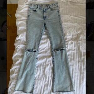Jeans från Bik Bok i storlek M - Dessa snygga jeans är i storlek M och jätte bekväma, byxorna är använda några gånger men de fortfarande i ny skick💙