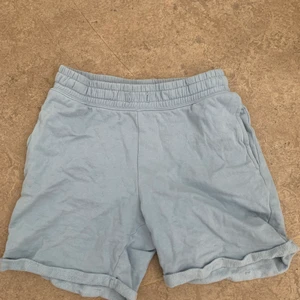 Mjukisshorts - Assköna ljusblå mjukisshorts. Ganska varma då de är fluffiga inuti. Är i 158/164 men sitter som S. 