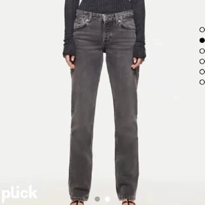 Gråa lågmidjade jeans från zara - Jag säljer mina gråa lågmidjade jeans från zara!! Det är dom jättepopulära jeansen som är slutsålda på deras hemsida. Dom är jättejättensygga och har inga defekter, har endast använt två gånger och säljer för att jag råkat köpa dubbla par❤️❤️ BUD: 560kr