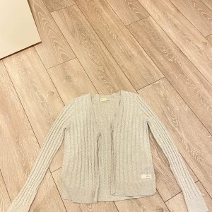 Odd molly kofta - 🌸Hej säljer nu min odd molly kofta då den inte används. Den är i nyskick då jag knappt använt den. Den är i storlek 0 vilket motsvarar typ s men jag har även kunnat ha den som brukar ha M🌸