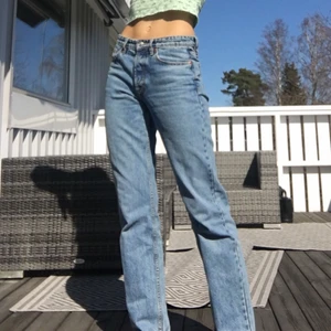 Zara jeans - Säljer mina medelhöga jeans från zara💞 Jag är 180cm och dem är lite förkorta för mig. Finns ej kvar på hemsidan!