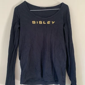 Sisssssssley - Så snygg tröja från sisley, urringad och glittrig text! Stor på mig som är xs, men passar men ej så tajt! Passar nog perfekt M
