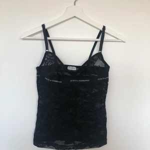 Dolce & Gabbana i svart spets och text - Dolce & Gabbana linne med justerbara axelband i svart spets, fynd!! 🖤