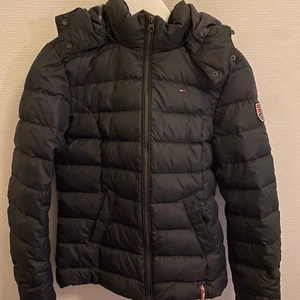 Hilfiger jacka - säljer denna fina hilfiger jacka för den är tyvär för liten för mig, storlek M. Köparen står för frakten💕