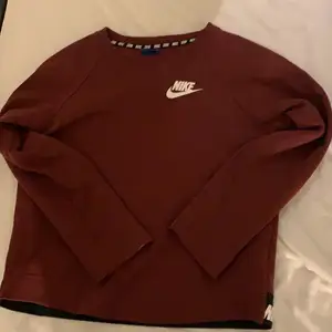 Vinröd Nike sweatshirt som är som ny!❤️  köparen står för frakten❤️ liten rafsa vid handleden 