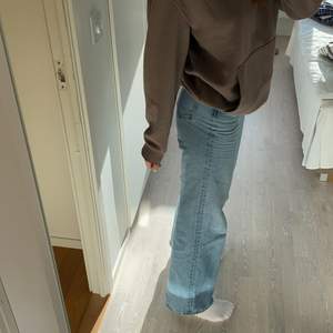 Säljer mina favoritjeans från monki i modellen Yoko! Älskar denna modellen men vill köpa ett par som är mer oversized än dessa. De perfekta vida byxorna❣️ Stl. 26 i midjan och skulle säga att de är relativt långa, jag är 174 och dessa är perfekt längt till mig 💜💜 har endast haft de i ett halvår och skulle säga att skicket är bra men såklart använt 🥰🥰 köparen står för frakten💜