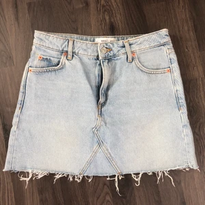 Jeanskjol - En jeanskjol från mango! Köpt för länge sen och är tyvärr för liten för mig idag. Färgen är den perfekta ljusa washen! Den är 38 cm lång och 38 cm i midjan.