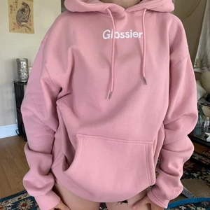 Glossier hoodie strl M  - Helt ny oöppnad rosa glossier hoodie i storlek M. Nypris 520kr (Alla bilder är lånade förutom sista) 