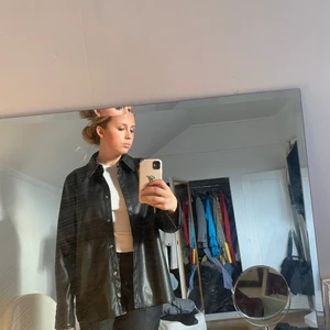 Skinnskjorta  - Oversized skinnskjorta i nyskick. Så snygg till allt men tyvärr alldrig kommit till andvändning då jag har en liknande:) köparen står för frakten!