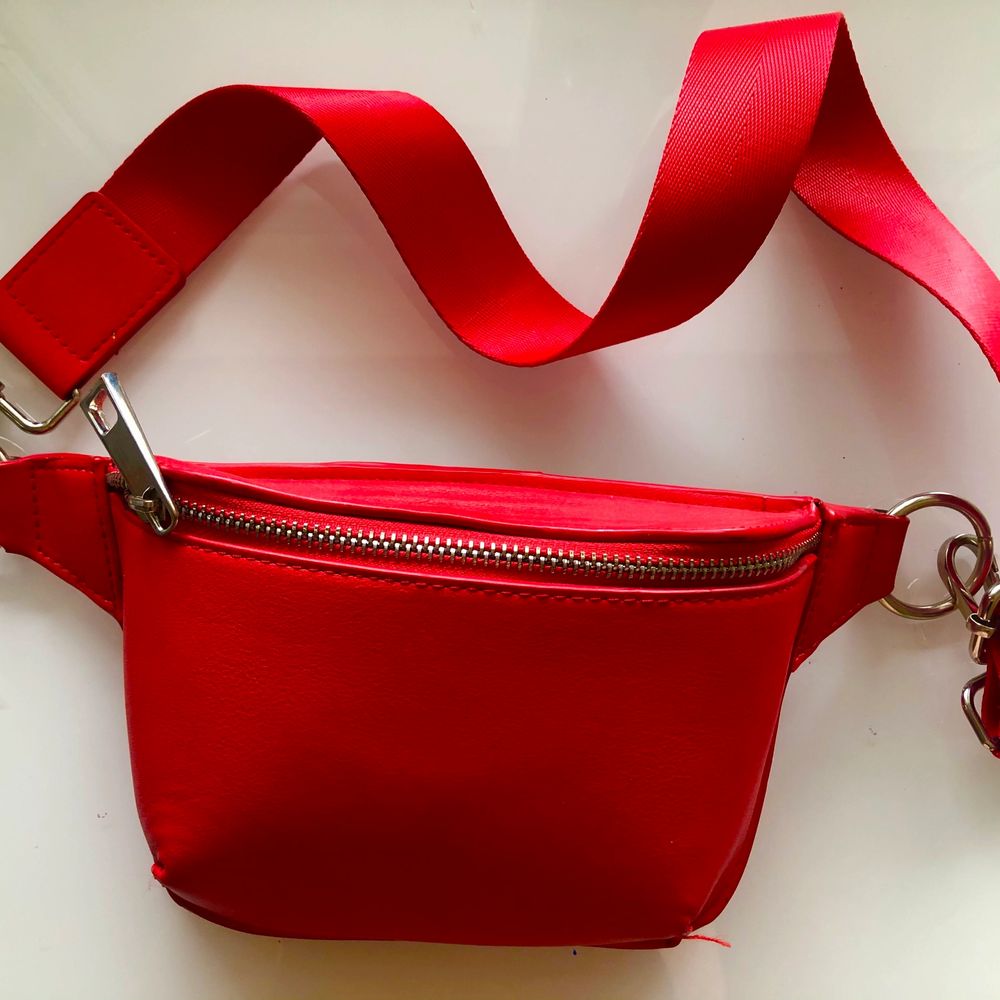 Röd väska - Accessoarer | Plick Second Hand