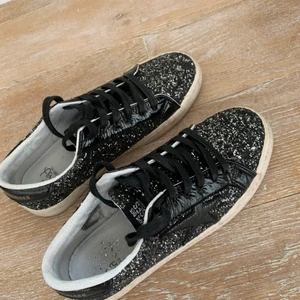 Stjärnskor - Säljer dessa skitsnygga skor från zalando. Köpte de för 630kr och de är endast använda 2 gånger. Liknar golden goose skor. Skriv om ni är intresserade eller vill ha fler bilder. 