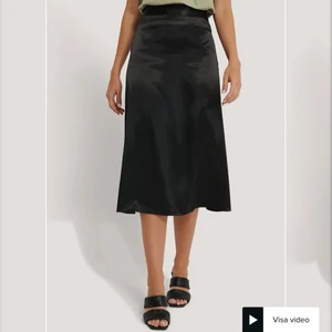 Svart silkes kjol NAKD - Snyggaste silkes kjolen från nakd i storlek 36 men är tyvärr för liten. Näst intill oanvänd. Ordinarie pris 399kr men säljer för halva priset 🥰🥰🥰