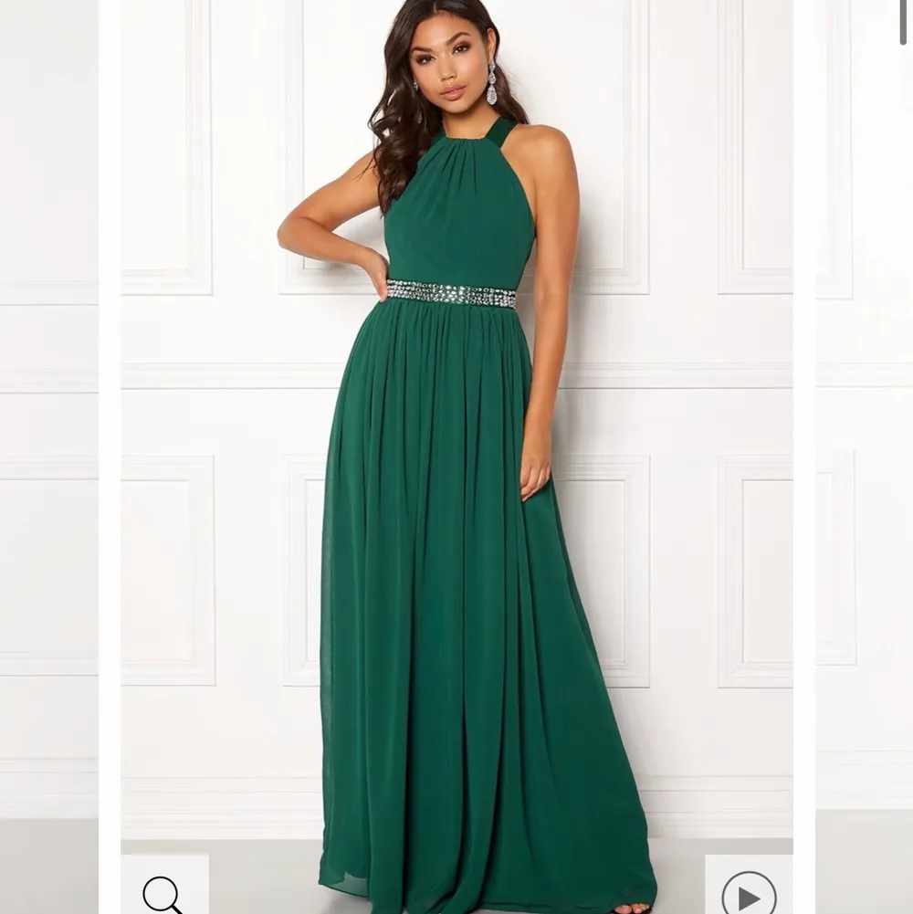 Jättefin grön balklänning från bubbleroom. Väldigt lång och endast använd en kväll. Köpt för 800kr. Klänningar.