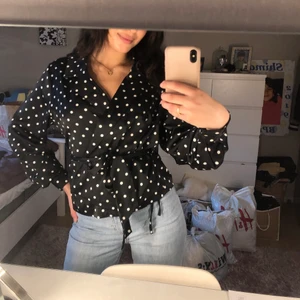 Prickig siden blus - En svart tröja med vita prickar, köpt från bikbok. Den är i siden material och är helt oanvänd.