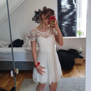 Vit klänning - En snygg klänning som använd en gång. Gick ner i vikt å den hänger på mig så säljs för att den blev förstor. Den har en öppen bak.