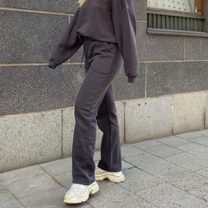 Gråa sweatpants lxa strl M - Linn Ahlborgs populära mjukisbyxor i strl M, köpte av en tjej men tyvärr förstora! Spårbar frakt 66kr💖