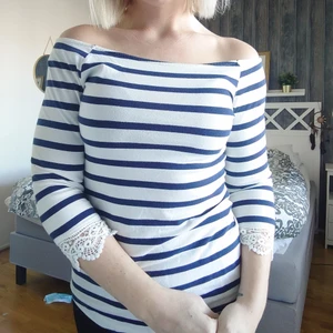 Mint & Berry offshoulder tröja - Mint & Berry offshoulder tröja i randigt, blå och vit. Spetsdetaljer på ärmen. Strl M. Använd fåtal gånger, fint skick! Köparen står för frakt, går att skicka billigare men då ej spårbart. 