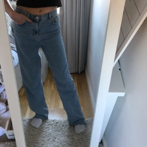 Wide leg jeans - Snygga slutsålda jeans från zara som tyvärr inte kommer till användning, har inga fläckar eller liknande och är i fint skick❤️