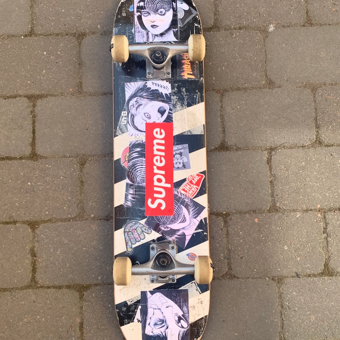 Skateboard med äkta Supreme klistermärke