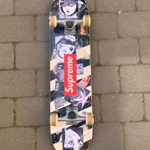 Skateboard med äkta Supreme klistermärke - Vill se om någon är intresserad i den här fina skateboarden, skateboarden kommer kosta lite mer pga att det är ett äkta Supreme klistermärke. Om någon är intresserad så kostar den 400kr 