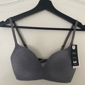 Oanvänd bh från Lindex💕 - En grå bygelfri bh från Lindex. Aldrig använd, prislappen sitter kvar! 50kr + frakt!