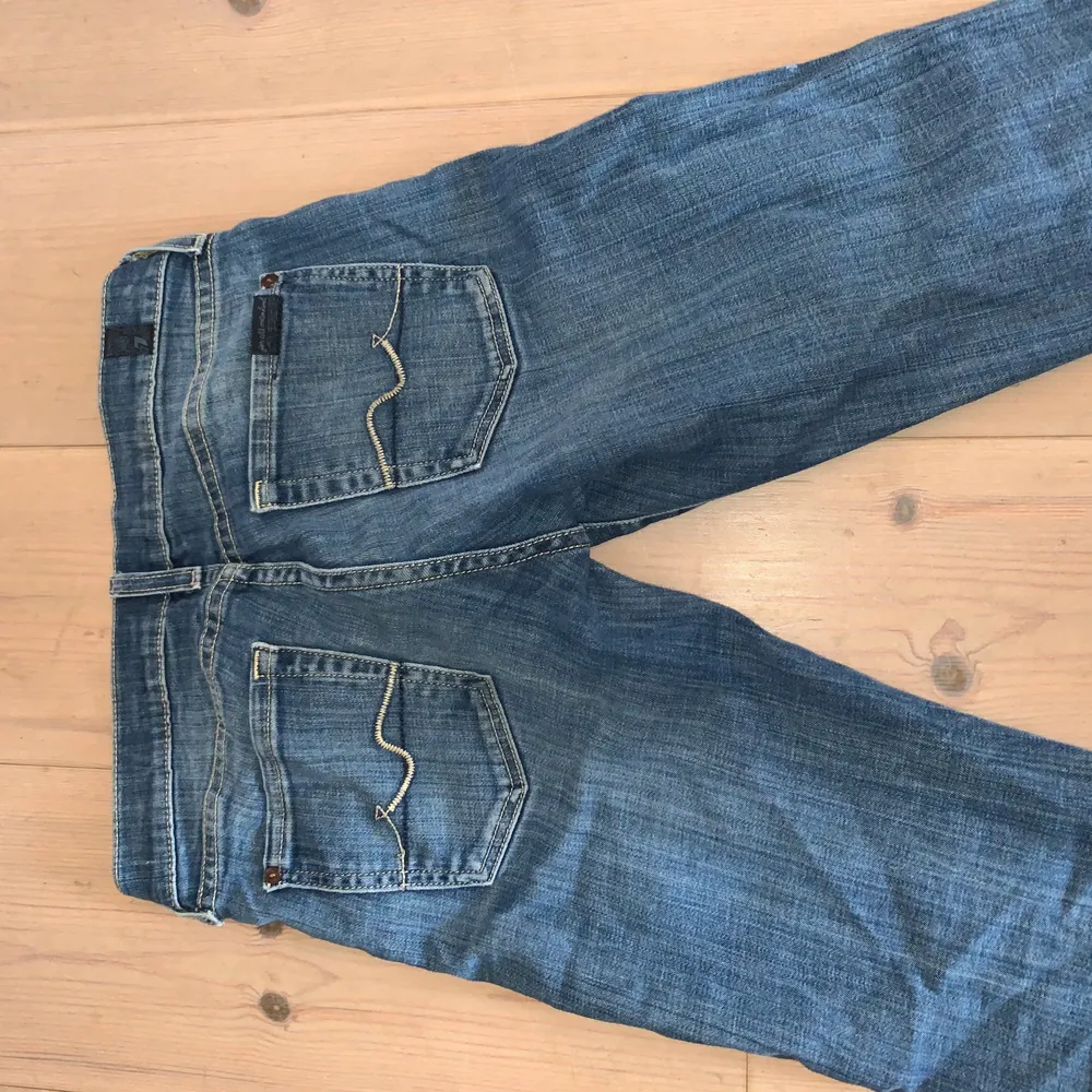 Säljer mina såå fina populära jeans från 7 of all mindkind. Använda väldigt sparsamt och väljer sälja de för 350kr             💕💕💕. Jeans & Byxor.