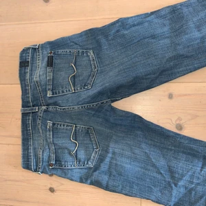 7 of all mindkind jeans - Säljer mina såå fina populära jeans från 7 of all mindkind. Använda väldigt sparsamt och väljer sälja de för 350kr             💕💕💕