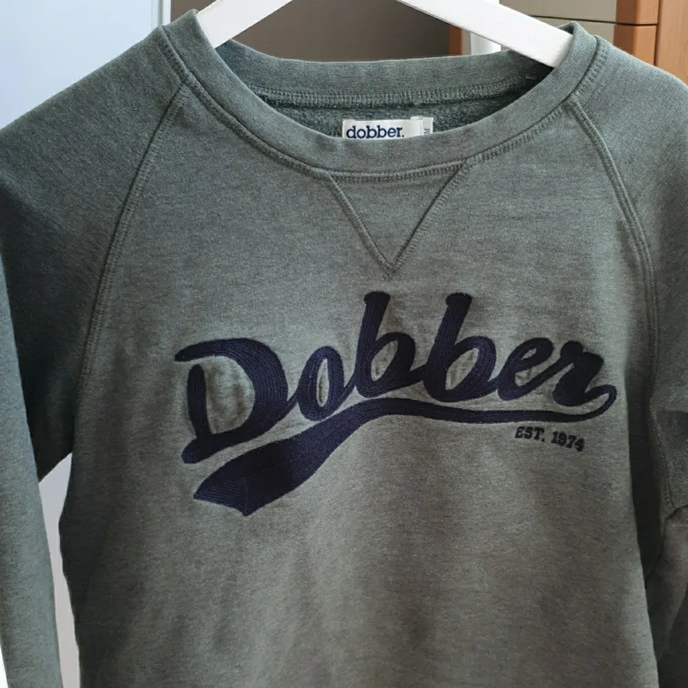 Jättesöt sweatshirt från Dobber i storlek Medium. Har för många sweatshirts så det är därför jag säljer denna🌵🌸. Hoodies.