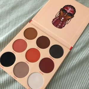 Juvias place ögonskugga - Super fin ögonskuggs palett som tyvärr inte kommer till användning, den är använd endast 2-3 gånger. Den är lite skitig då den har legat bland mina andra paletter. köpt för 235kr, mitt pris - 150kr ink frakten