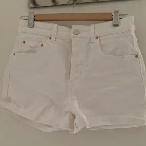 Super fräscha denim shorts som passar perfekt nu till sommaren, har knappstängning. Är aldrig använda bara testade.