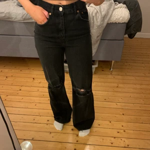Jeans - Säljer dessa snygga jeans från pull&bear i st 34 men passar även de som brukar ha 36 då jag på bilden oftast har st 36. Jag på bilden är ca 164cm. Säljer för 150kr + 60kr frakt 🥰 om det är fler intresserade buda i kommentarerna!