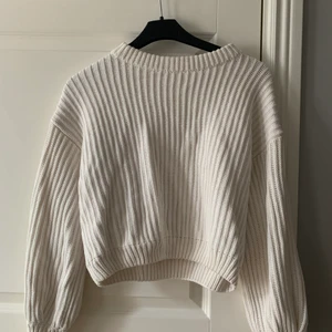 Vit stickad - Vit stickad tröja ifrån nakd. Är i väldigt bra skick och är i storlek L men skulle säga mer som en M. 
