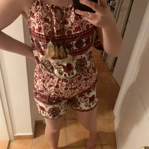 Jumpsuit - Fin jumpsuit, köpt i Afrika, sparsamt använd. Härliga detaljer ✨ motsvarande small-medium i storlek. 