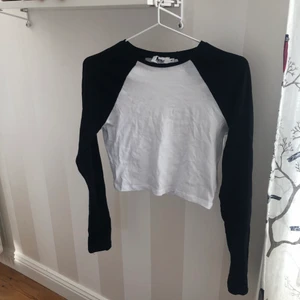 Långärmad tröja - Cropped långärmad tröja köpt från Nakd. Tröjan är använd kanske 2-3 ggr men är som ny! Passar stl XS🤍
