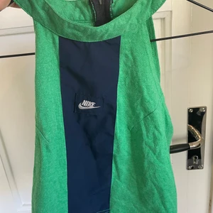 Nike tröja - Vintage nike linne i grönt och svart. Crop top med tajt passform. Jättefint och vintage!
