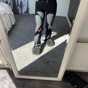 Jeans - Bootucut jeans från dr.denim med egenklippta hål vid knäna. Inte använda på flera år och jättefint skick! Modellen marcy 