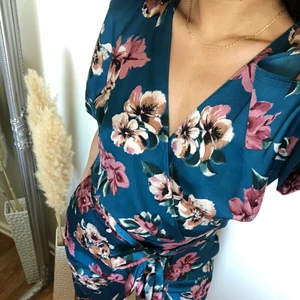 Jumpsuit storlek XS - Jumpsuit frn Zara storlek XS. Använd ett par gånger. Jätte fint skick! Köparen står för frakt eller mötas i helsingborg 💕