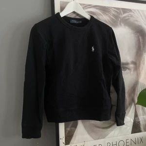 Svart Ralph Lauren tröja🖤 - En svart collegetröja från Ralph Lauren med en vit häst. I väldigt fint skick.🖤