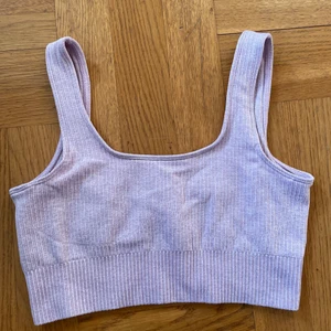 Sport-bh Aimn - Sport-bh från Aimn i nyskick! Endast använd ett fåtal gånger   Från serien ”ribbed seamless” i färgen ”purple”. Bilder på en annan färg då purple inte finns att köpa längre   Storlek S   Nypris 349:-