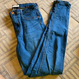 Jeans från ginatricot i storlek L. De är i modellen Molly. Knappt använda då de visa sig vara fel storlek för mig. 