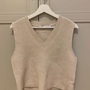 Stickad väst från Zara - En beige stickad väst i storlek S från Zara. Endast använd 1gång! 