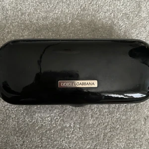 Dolce & Gabbana - Super snygga och vintage dolce & Gabbana solglasögon. Vet dock inte vilken modell osv. Men riktigt snygga, aldrig använda. Köptes för flera år sen. Där av priset:) först till kvarn 