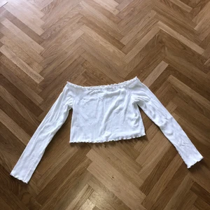 Topp  - Gullig sommar topp som inte används! Storlek M men skulle säga att den sitter som en S! 💕🌸